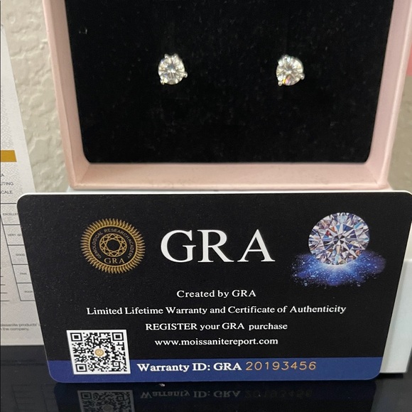 💎1.0Ctw Moissanite 3 Prongs Stud Earrings with GRA Certificate - Picture 6 of 10